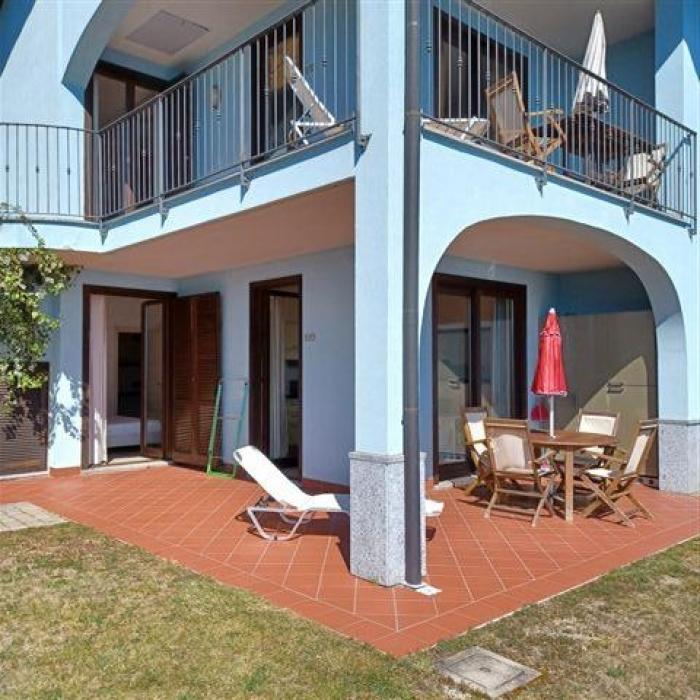 2-Zimmer-Eckwohnung mit ca. 45 m² Wohnfläche + ca. 18 m² überdachter Terrasse + kleiner Garten