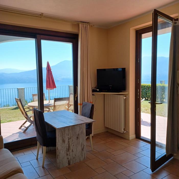 2-Zimmer-Eckwohnung mit ca. 45 m² Wohnfläche + ca. 18 m² überdachter Terrasse + kleiner Garten