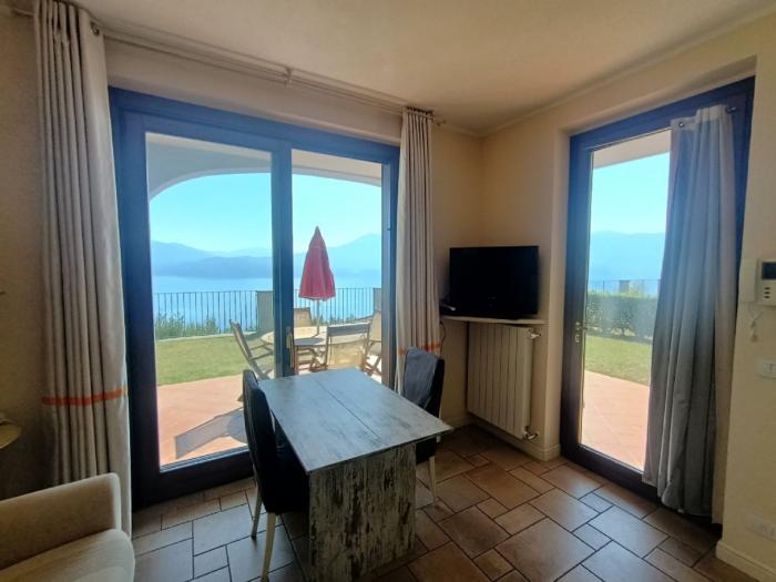 2-Zimmer-Eckwohnung mit ca. 45 m² Wohnfläche + ca. 18 m² überdachter Terrasse + kleiner Garten