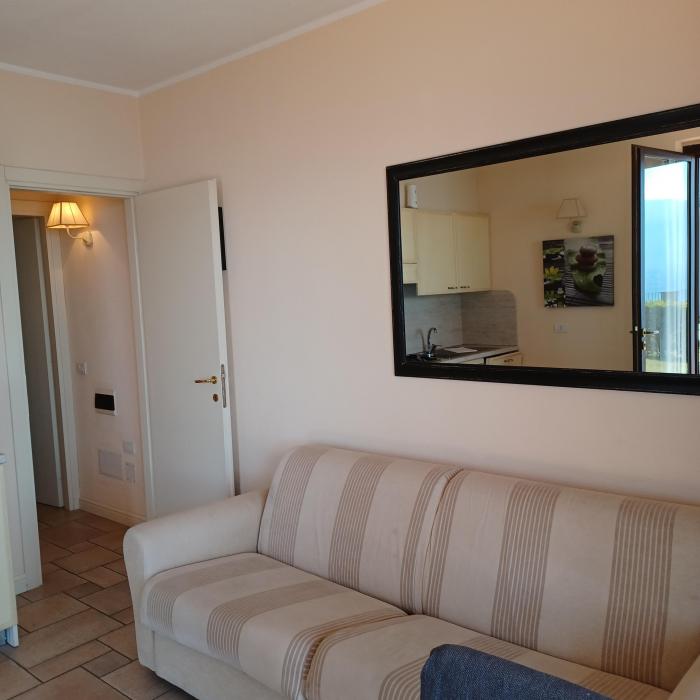 2-Zimmer-Eckwohnung mit ca. 45 m² Wohnfläche + ca. 18 m² überdachter Terrasse + kleiner Garten