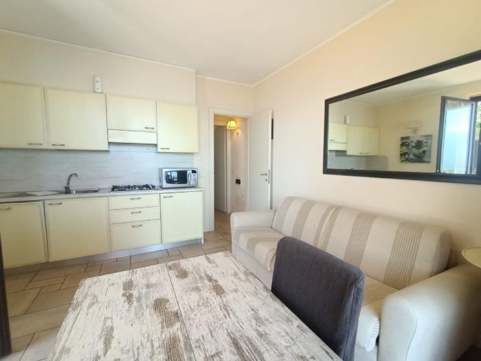 2-Zimmer-Eckwohnung mit ca. 45 m² Wohnfläche + ca. 18 m² überdachter Terrasse + kleiner Garten