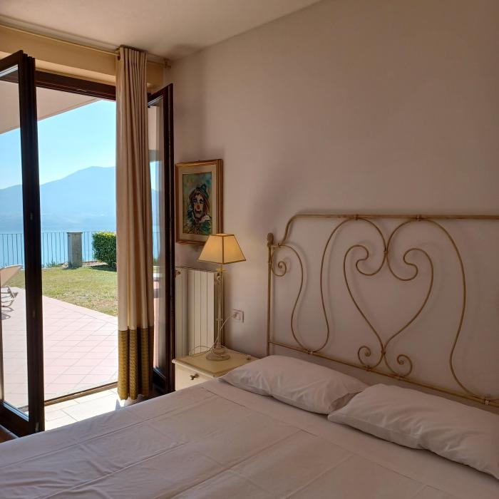 2-Zimmer-Eckwohnung mit ca. 45 m² Wohnfläche + ca. 18 m² überdachter Terrasse + kleiner Garten