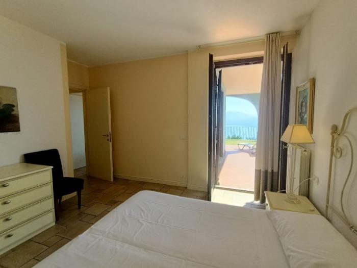 2-Zimmer-Eckwohnung mit ca. 45 m² Wohnfläche + ca. 18 m² überdachter Terrasse + kleiner Garten