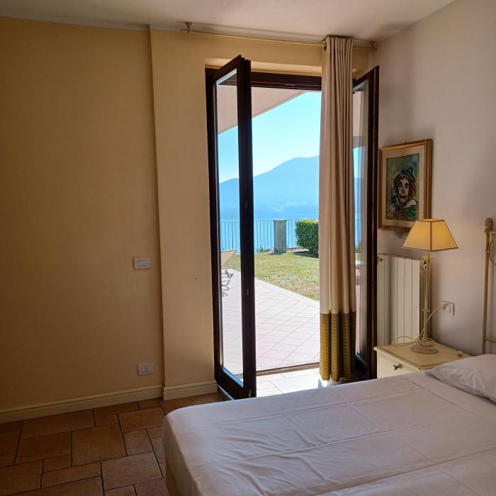 2-Zimmer-Eckwohnung mit ca. 45 m² Wohnfläche + ca. 18 m² überdachter Terrasse + kleiner Garten