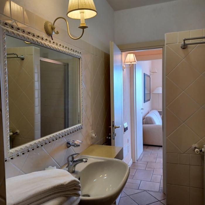 2-Zimmer-Eckwohnung mit ca. 45 m² Wohnfläche + ca. 18 m² überdachter Terrasse + kleiner Garten