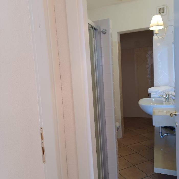 2-Zimmer-Eckwohnung mit ca. 45 m² Wohnfläche + ca. 18 m² überdachter Terrasse + kleiner Garten