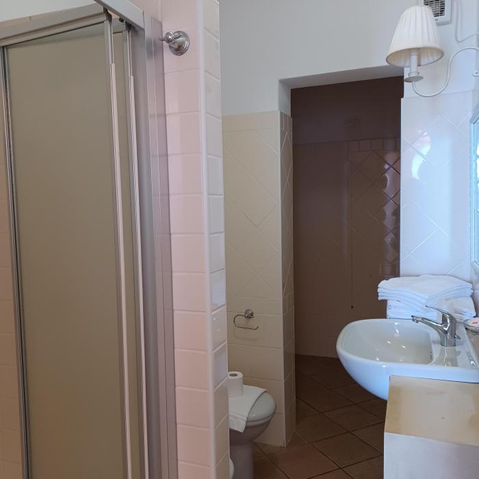 2-Zimmer-Eckwohnung mit ca. 45 m² Wohnfläche + ca. 18 m² überdachter Terrasse + kleiner Garten