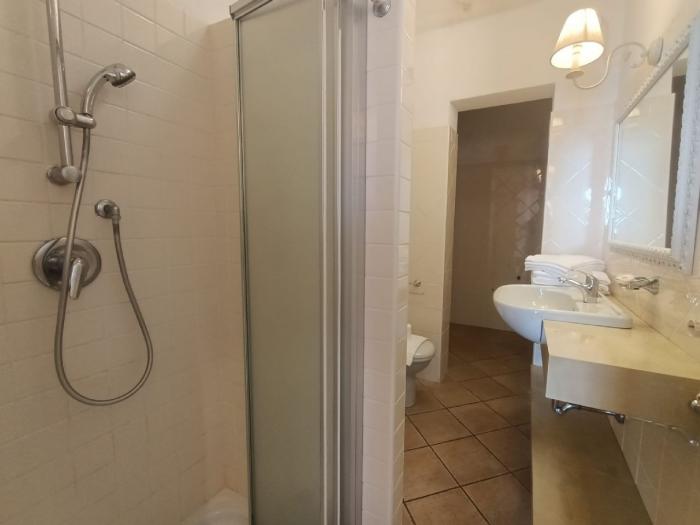 2-Zimmer-Eckwohnung mit ca. 45 m² Wohnfläche + ca. 18 m² überdachter Terrasse + kleiner Garten