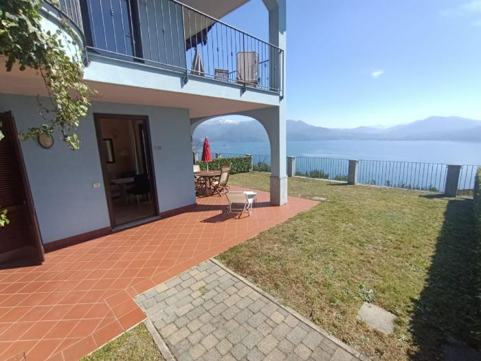 2-Zimmer-Eckwohnung mit ca. 45 m² Wohnfläche + ca. 18 m² überdachter Terrasse + kleiner Garten