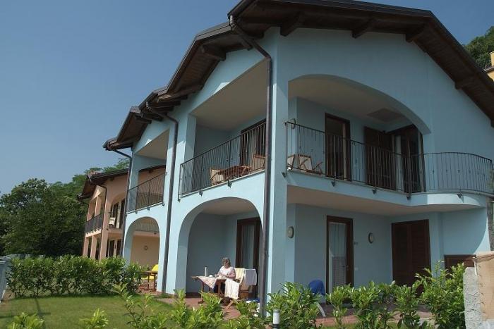 2-Zimmer-Eckwohnung mit ca. 45 m² Wohnfläche + ca. 18 m² überdachter Terrasse + kleiner Garten