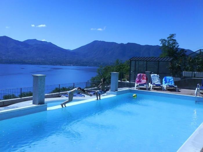 Pool mit Kinderbecken und Sonnenterrasse