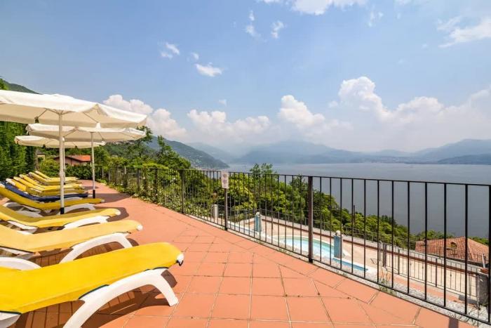 Pool mit ca. 300 m² großen Sonnenterrasse („Solarium“) mit Dusche, Liegen und Sonnenschirmen