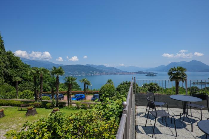 Große Sonnenterrasse mit traumhafter Sicht auf den See, die Borromäischen Inseln und die gegenüberliegenden Berge