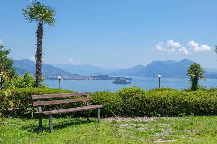 Ca. 1.000 m² großer Gemeinschaftsgarten mit traumhafter Sicht auf den See, die Inseln und die Berge