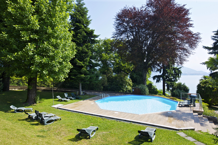 Ca 10 m x 7 m großer Pool mit Liegewiese und traumhafter Sicht auf den See, die Inseln und die Berge
