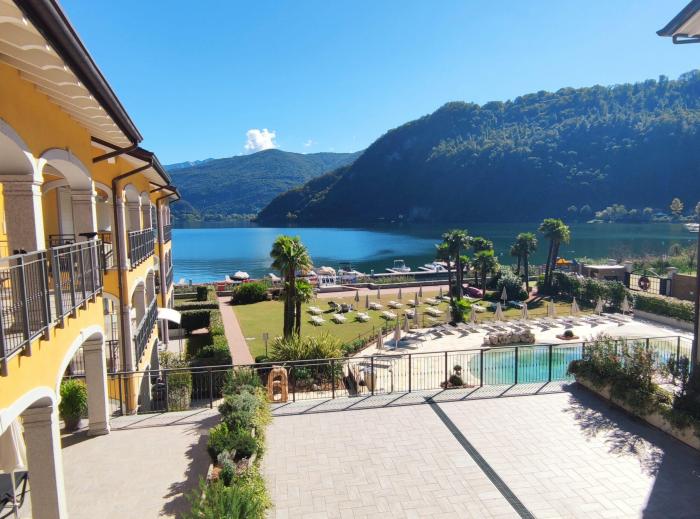 Luxusresidenz in direkter Seelage mit herrlichem Pool. Wellnessbereich mit Jaccuzi, türkischem Bad, Sauna und Fitnessbereich.