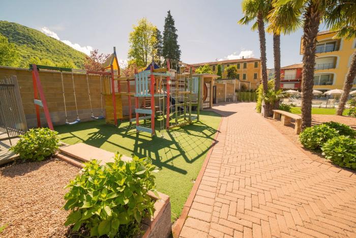 Luxusresidenz in direkter Seelage mit herrlichem Pool. Wellnessbereich mit Jaccuzi, türkischem Bad, Sauna und Fitnessbereich.