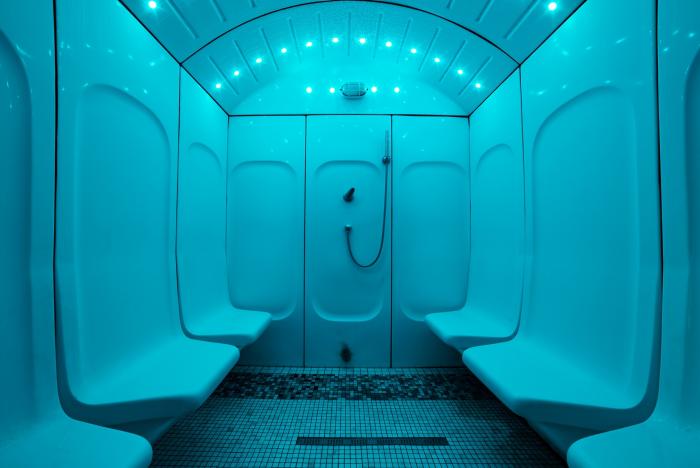 Luxusresidenz in direkter Seelage mit herrlichem Pool. Wellnessbereich mit Jaccuzi, türkischem Bad, Sauna und Fitnessbereich.