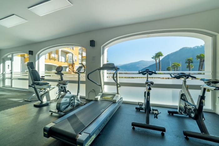 Luxusresidenz in direkter Seelage mit herrlichem Pool. Wellnessbereich mit Jaccuzi, türkischem Bad, Sauna und Fitnessbereich.