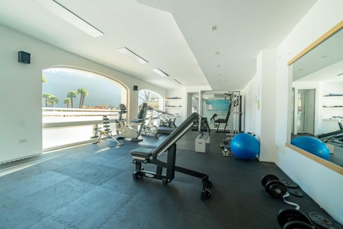 Luxusresidenz in direkter Seelage mit herrlichem Pool. Wellnessbereich mit Jaccuzi, türkischem Bad, Sauna und Fitnessbereich.